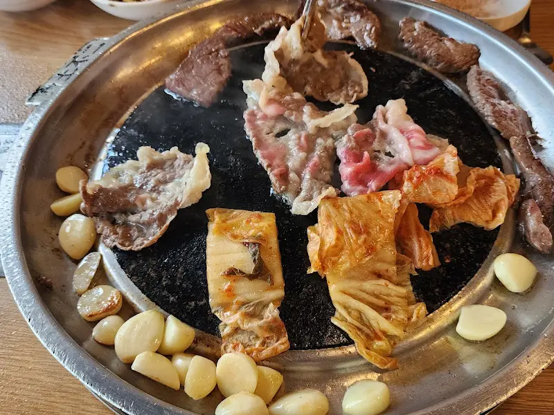 소고기, 묵은지, 마늘 조합