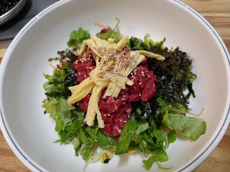 생고기 비빔밥 근접샷