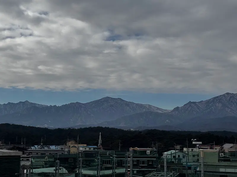 루프탑에서 바라본 설악산