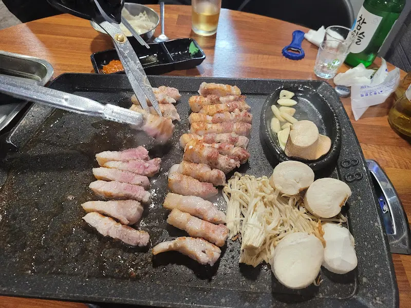 전문가의 손길로 구워지는 덜미살