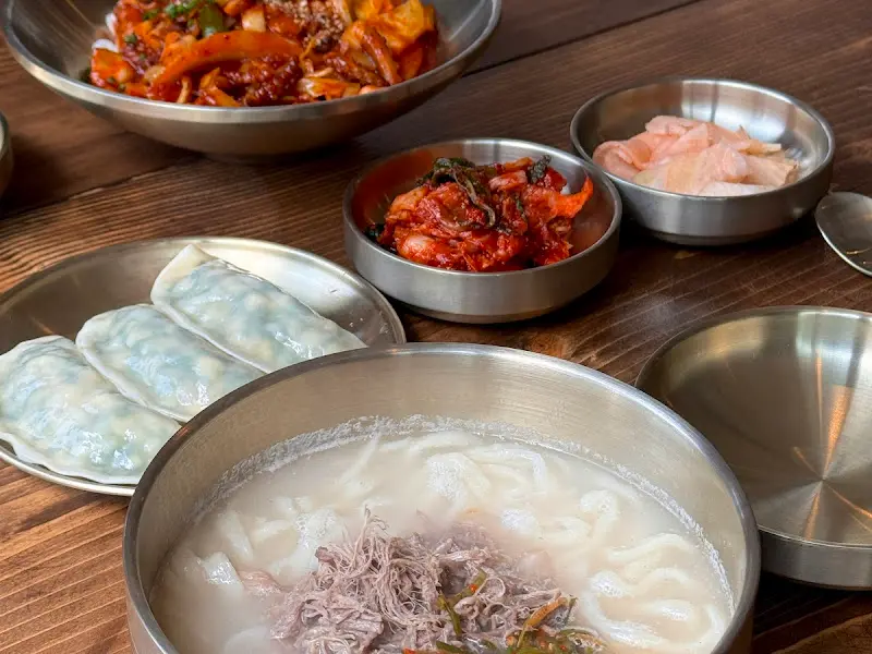 칼국수와 만두, 제육