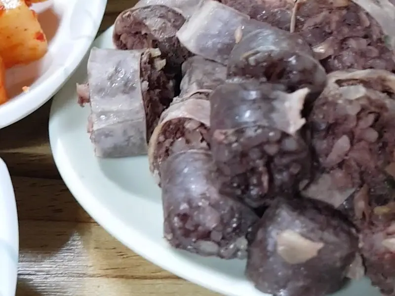 윤기가 흐르는 순대의 단면