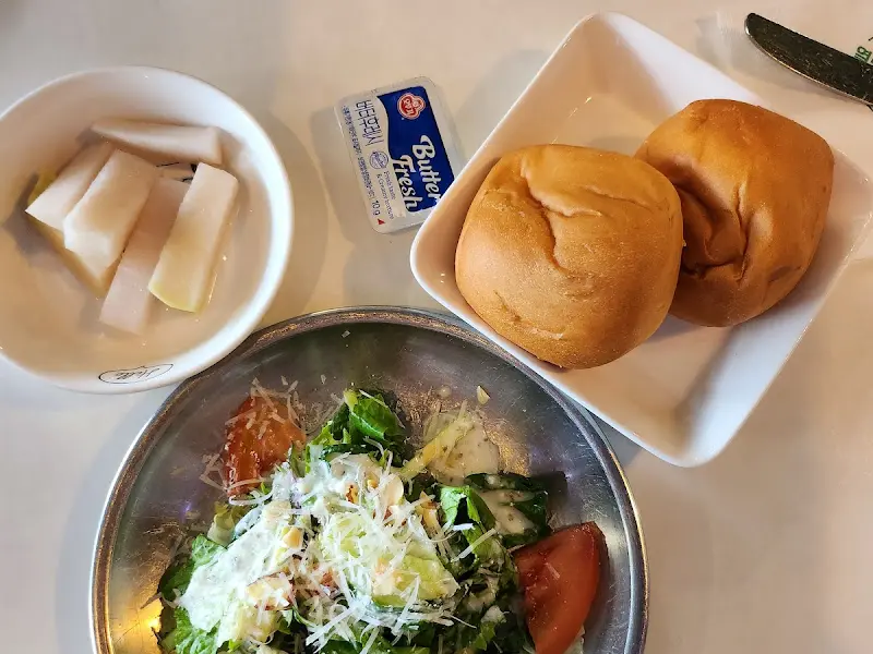 샐러드와 모닝빵