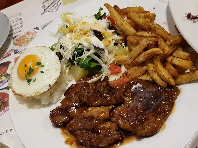 스테이크와 샐러드