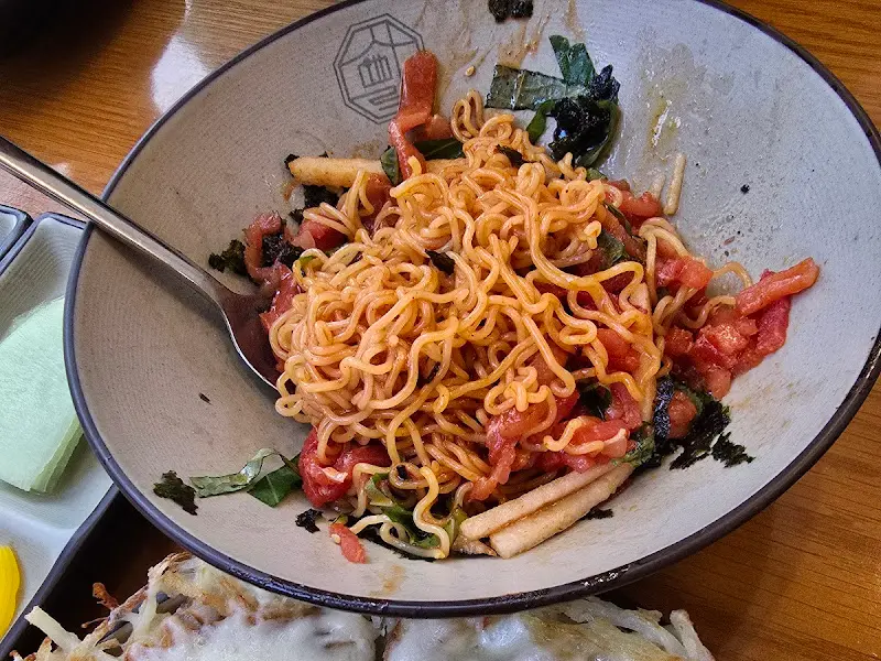 매콤한 양념에 비벼진 육회비빔면