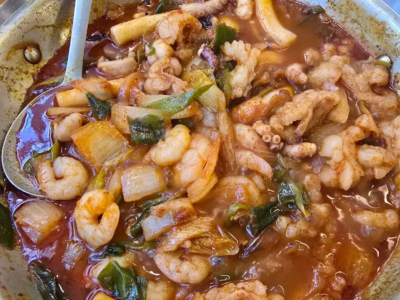 매콤한 국물이 일품인 낙곱새