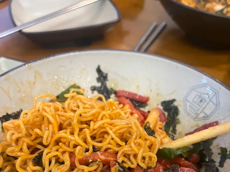 맛있게 비벼진 육회비빔면