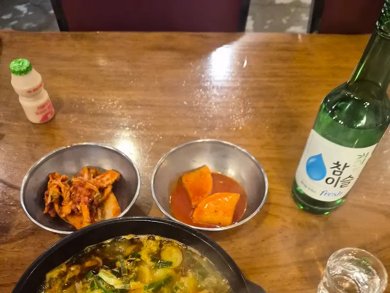 밑반찬과 곰탕이 차려진 테이블