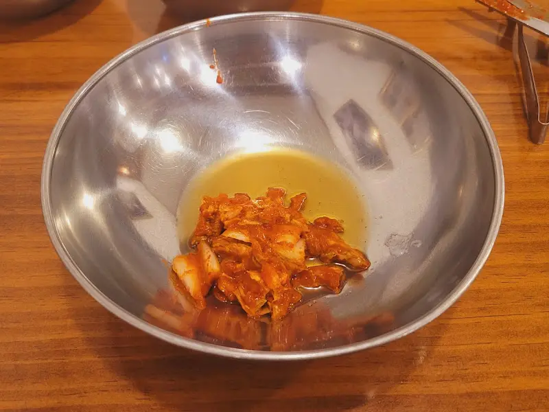 비빔 그릇에 담긴 매운 김치
