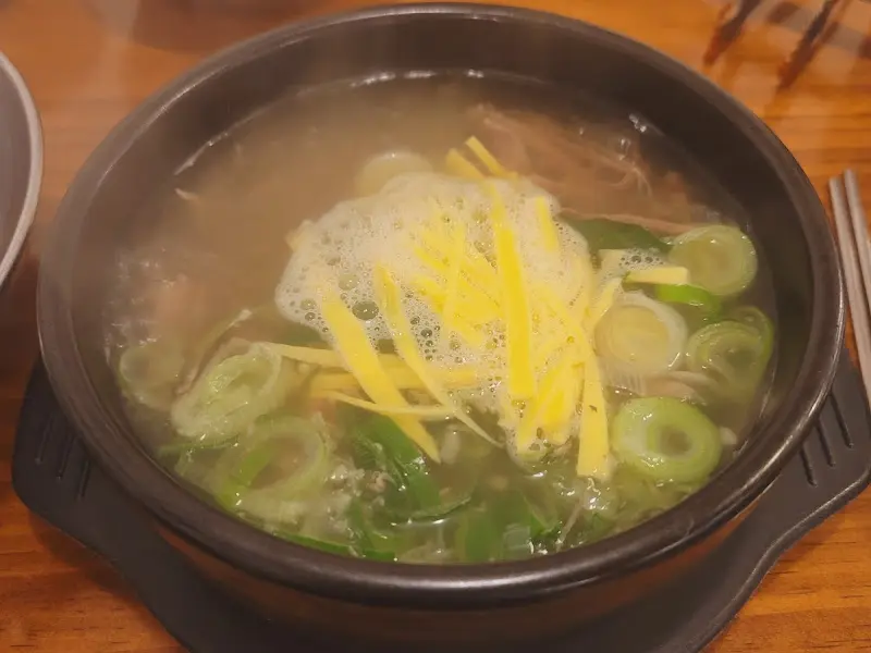 뽀얀 국물의 곰탕