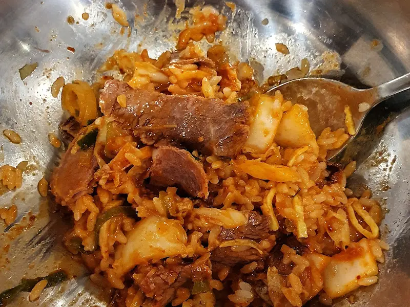 김치와 고기를 잘게 썰어 비빈 밥