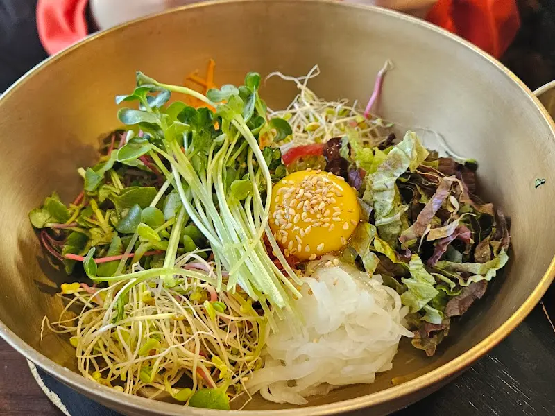 신선한 육회비빔밥