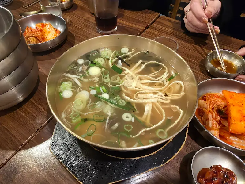 푸짐한 곰탕 한 상차림