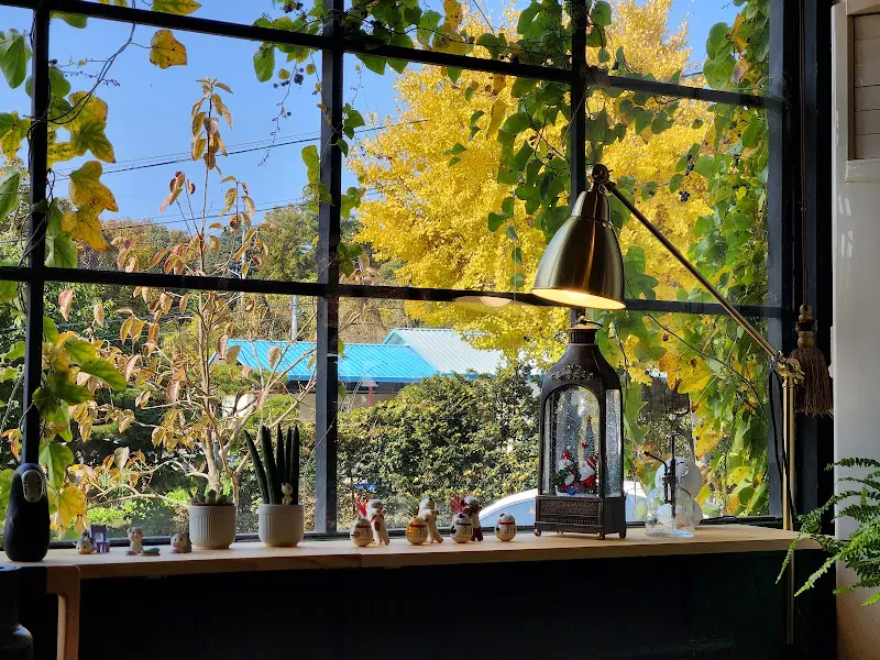 창밖 풍경과 아기자기한 소품이 어우러진 노라멘노라이프의 내부