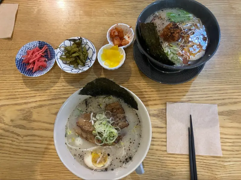 정갈하게 차려진 시로라멘과 곁들임 반찬