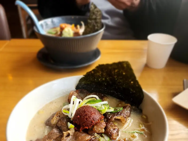 매콤한 국물이 매력적인 카라라멘