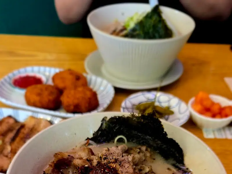 푸짐한 한 상 차림: 라멘과 곁들임 메뉴