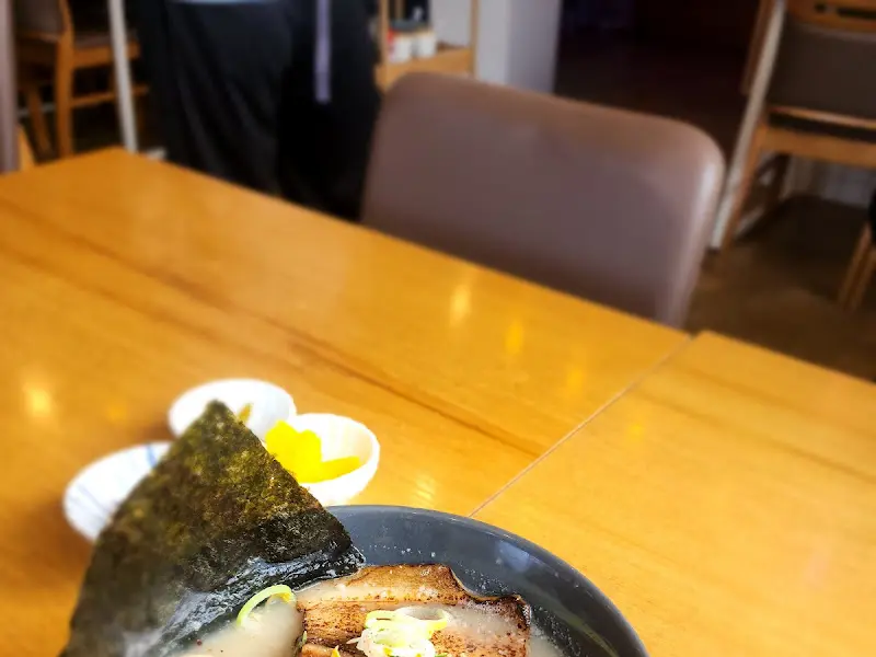 깔끔한 테이블 세팅과 곁들임 반찬