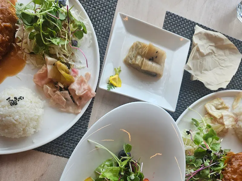 정갈하게 차려진 돈까스 한 상