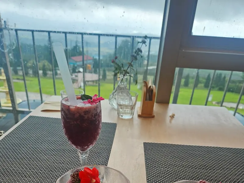 음료와 디저트의 조화