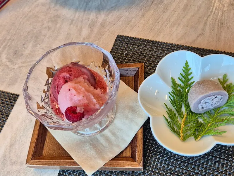 젤라또와 롤케이크 디저트