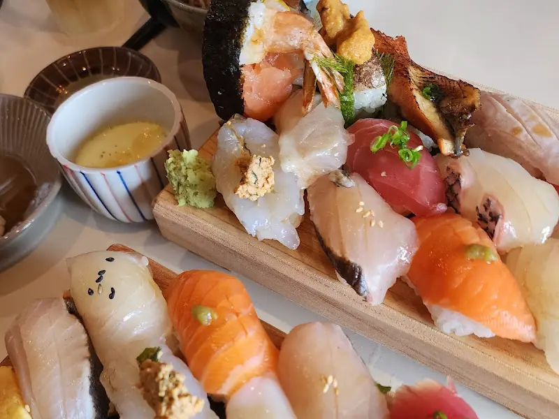 다채로운 구성의 모듬 스시