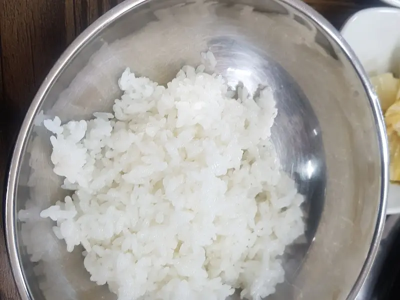 윤기가 흐르는 밥