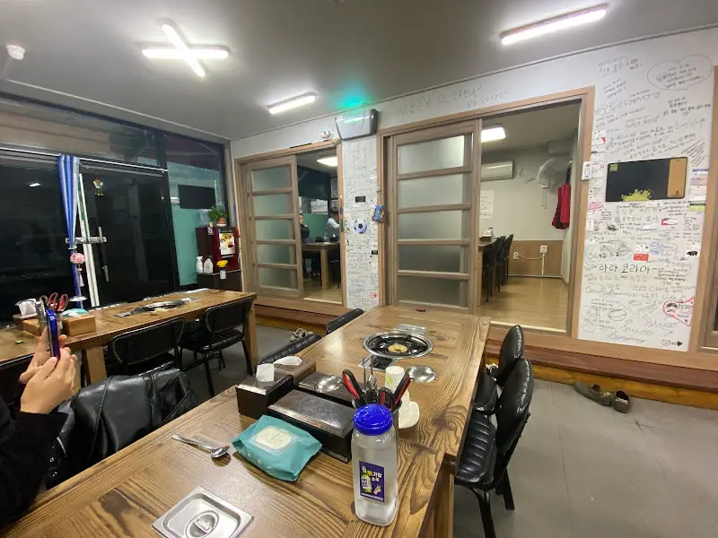 넓고 깨끗한 식당 내부