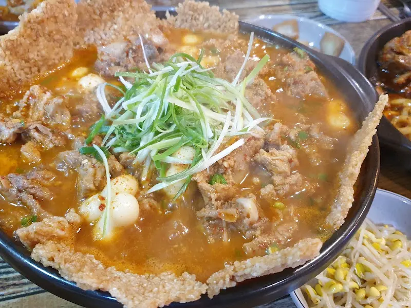 고소한 누룽지가 듬뿍 들어간 국물 갈비