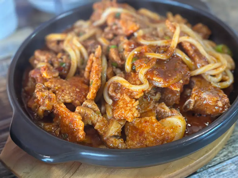 매콤한 양념이 돋보이는 누룽지 갈비