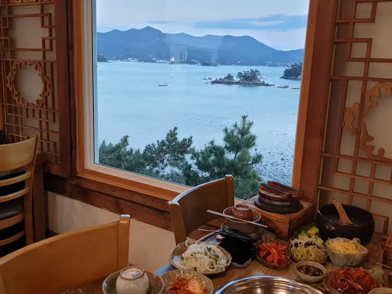통영 바다가 보이는 창가 좌석