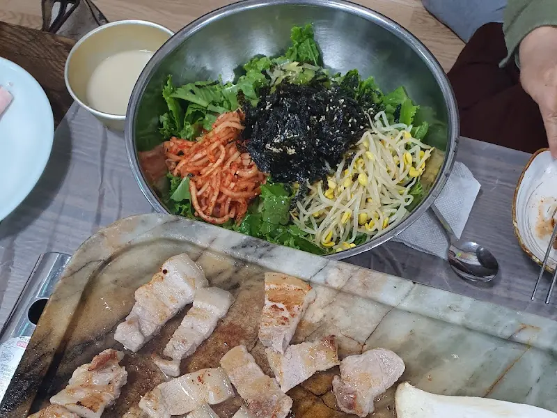 삼겹살 바비큐와 비빔밥