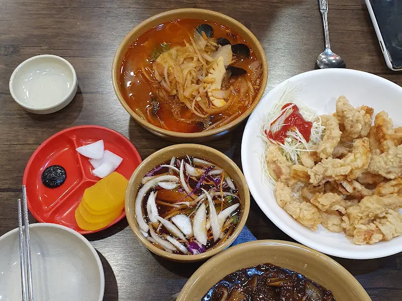 한상 가득 차려진 짜장면, 짬뽕, 탕수육 세트 메뉴