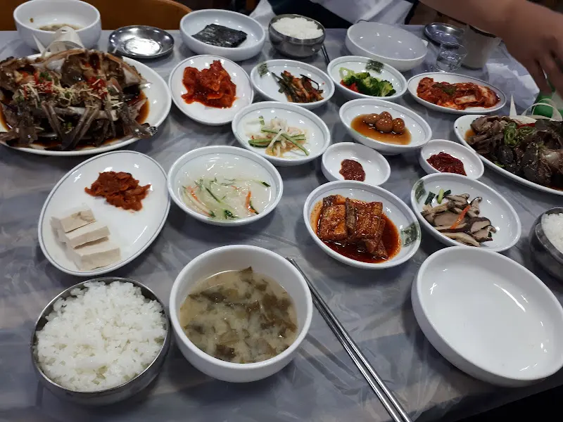 칠산꽃게장 푸짐한 상차림