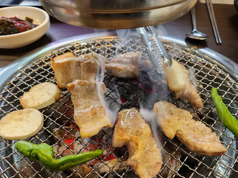 불판 위의 삼겹살