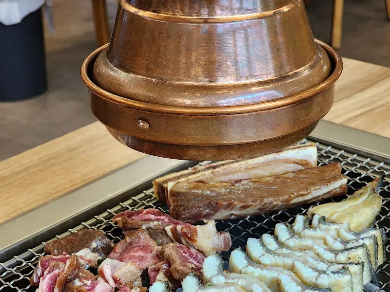 숯불 위에서 구워지는 장어