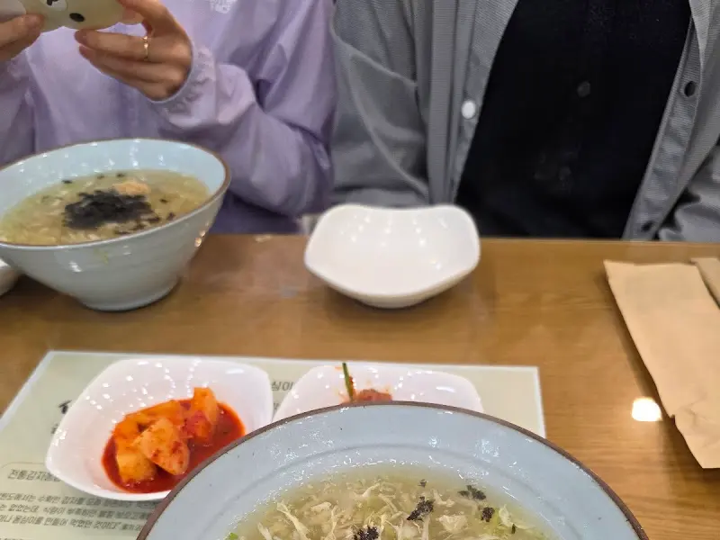 테이블 위에 놓인 감자옹심이