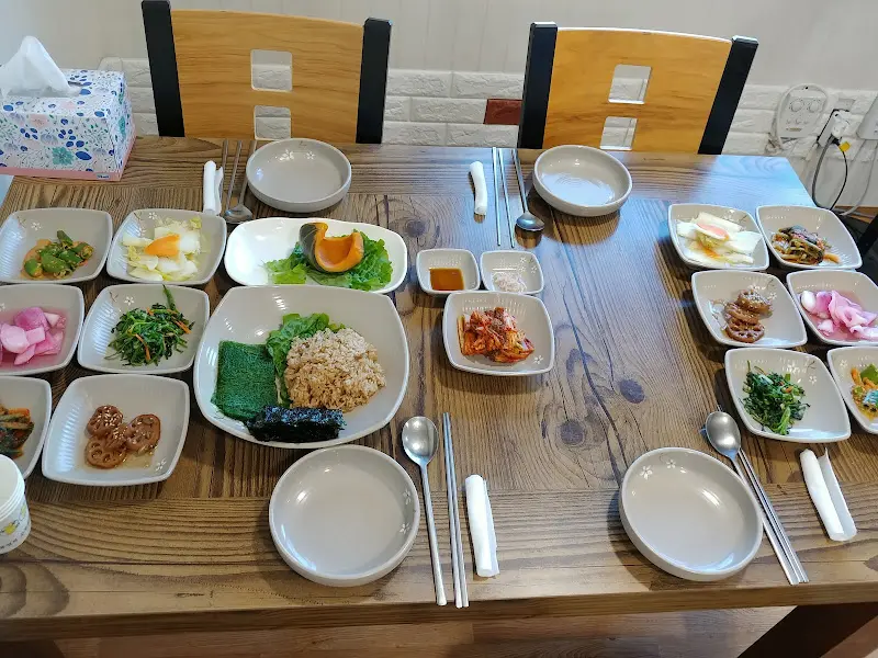 정갈하게 차려진 한 상