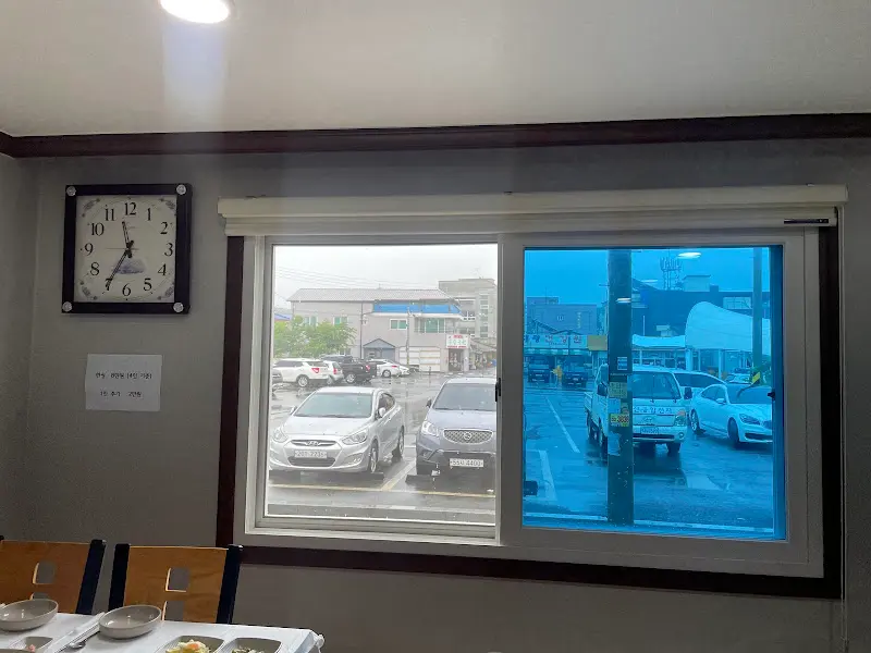 골목집 창가 좌석