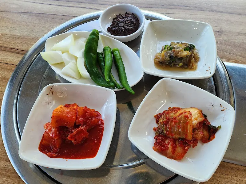 정갈하게 담겨 나온 민가네의 밑반찬