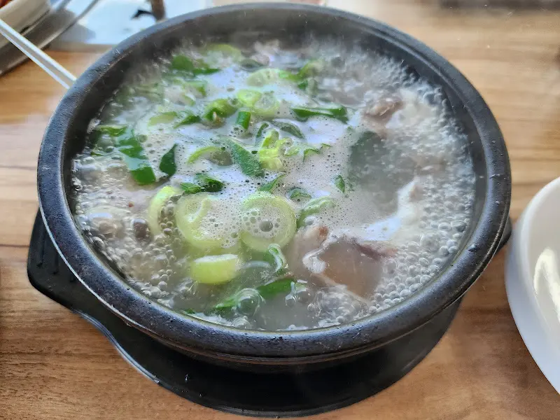 뜨끈하게 끓고 있는 민가네 소머리국밥