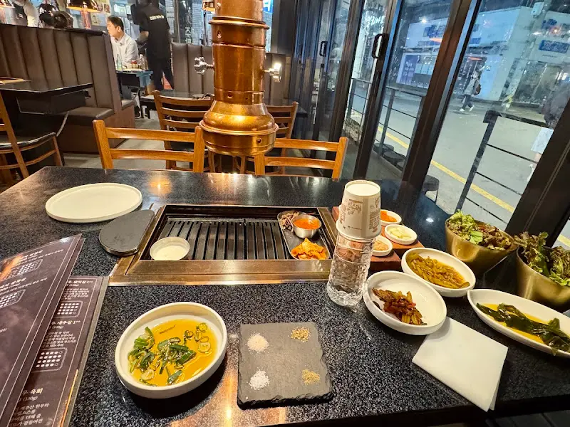 다양한 밑반찬과 소스