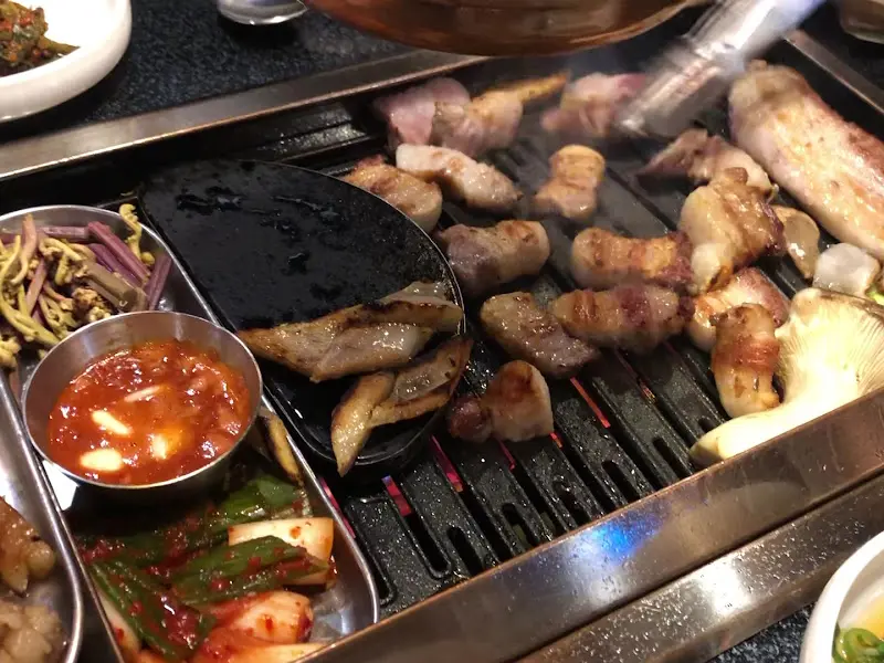 직원분이 직접 구워주는 흑돼지