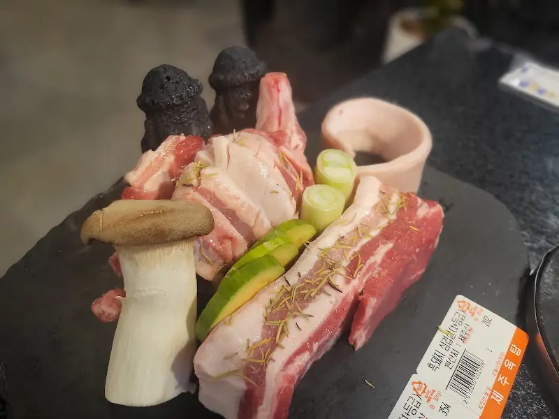 돌하르방과 함께 나오는 흑돼지