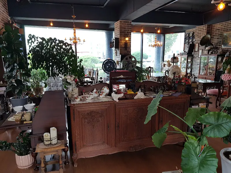 디마네 커피 로스터스의 앤티크한 실내