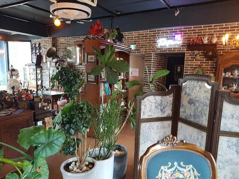 디마네 커피 로스터스의 아기자기한 내부