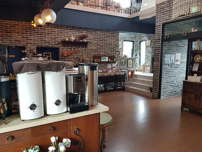 디마네 커피 로스터스의 넓은 내부