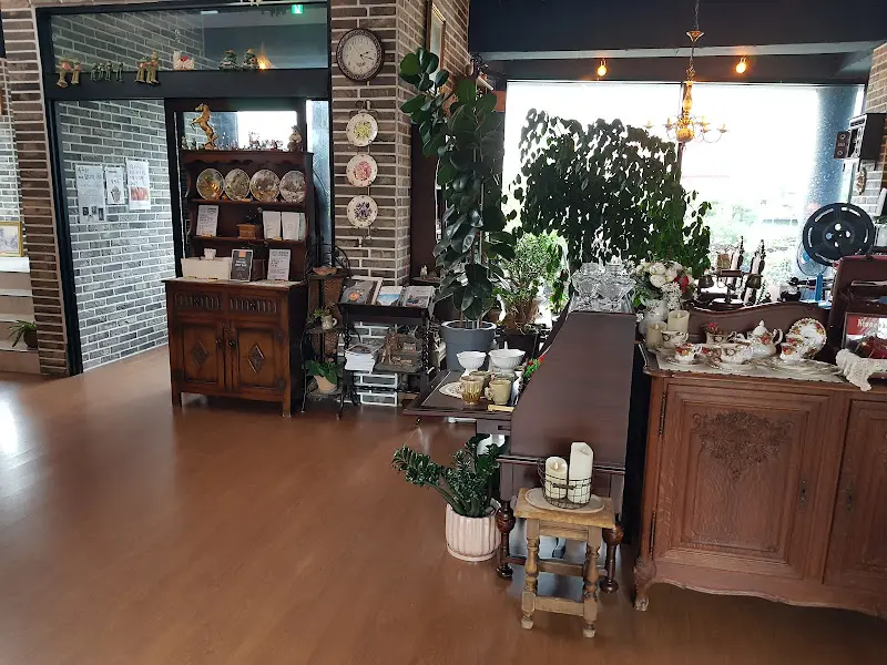 디마네 커피 로스터스의 다양한 소품들