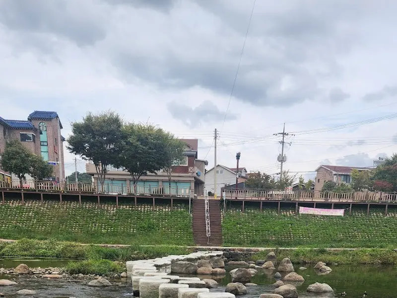 디마네 커피 로스터스에서 보이는 하천 뷰