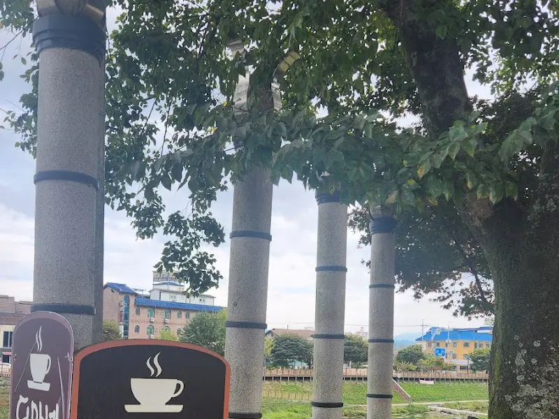 디마네 커피 로스터스 입구